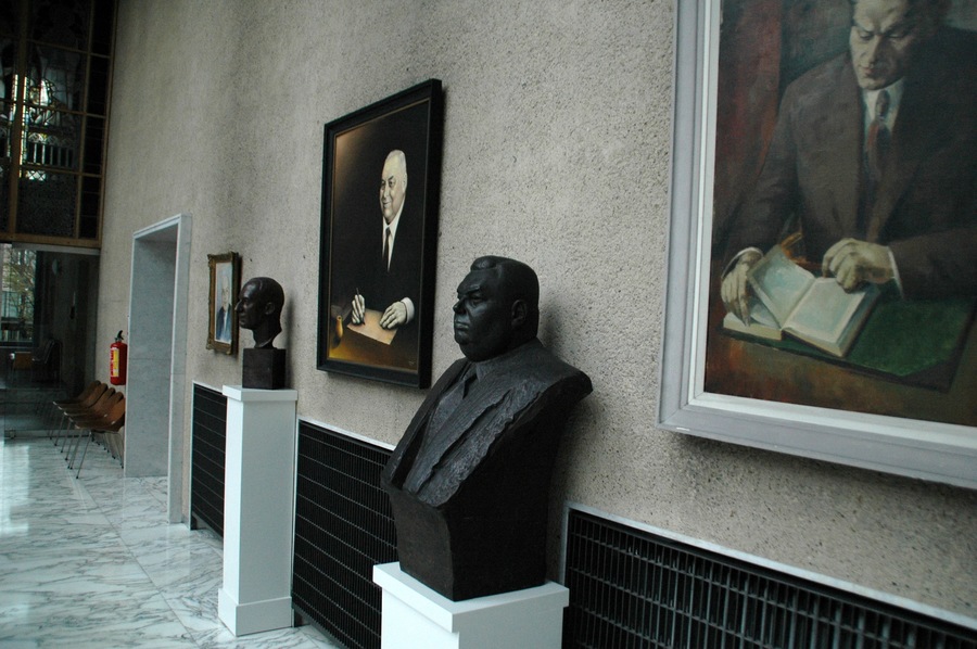 Schilderijen en bustes in gang naast raadzaal